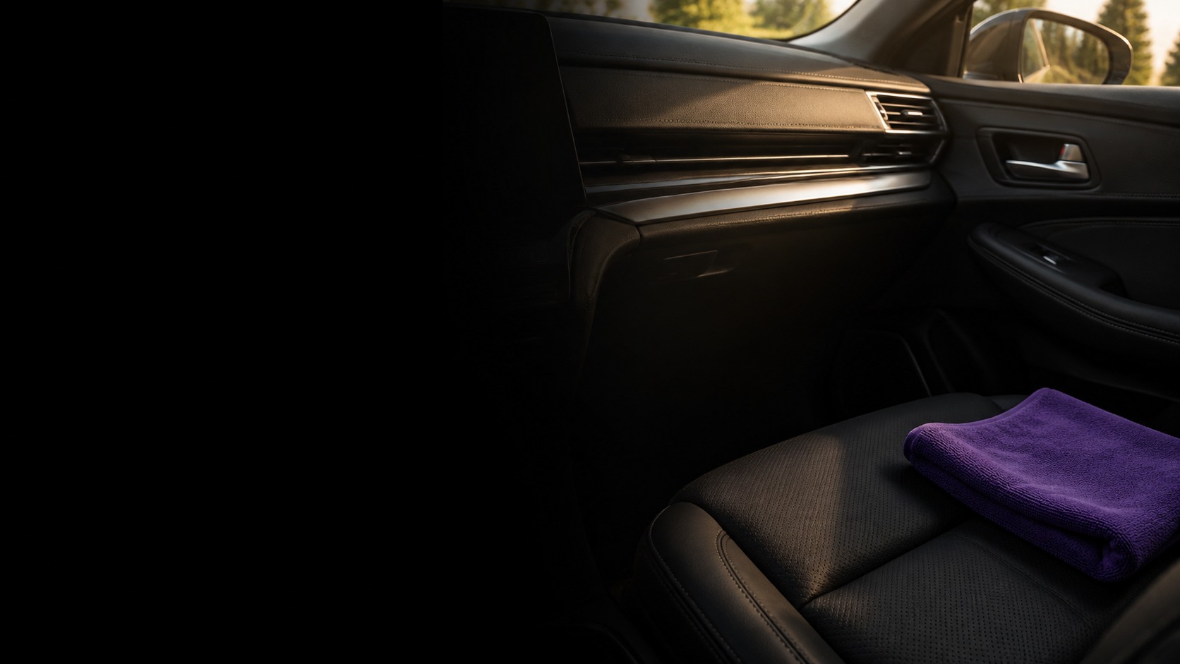 Detalle de un interior de automóvil cuidado, con luz natural y un paño de microfibra